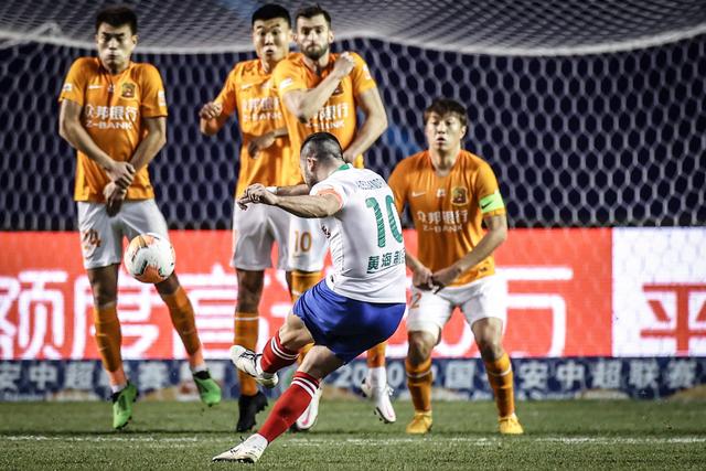 班凯罗27分米切尔50分 魔术力克骑士3-3进抢七